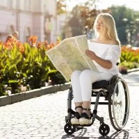 Tourisme & Handicap - Femme en fauteuil roulant