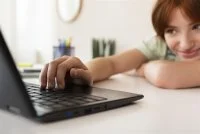 gros-plan-fille-etudiant-avec-ordinateur-portable &copy;freepik