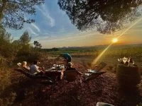 D&eacute;gustation de vins au soleil couchant &copy; noelle