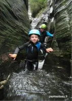 thumbnail-canyoning-famille-cevennes &copy;pierreeteau