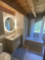 Chambre ISABELLE - salle de bain &copy; C&ocirc;t&eacute; Ch&ecirc;nes Verts - g&icirc;te et chambres d'h&ocirc;te