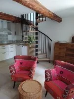 G&icirc;TE LES LUCIENS DOMAINE DE VALMONT s&eacute;jour et escalier &copy; valmont