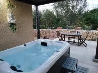 Espace Jacuzzi accessible toute l'ann&eacute;e 30&euro; la session pour 2h &copy; Chante-C&eacute;vennes