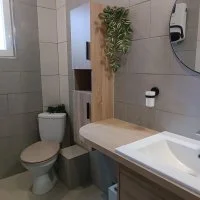 Coin WC dans salle de bain &copy; Chante-C&eacute;vennes
