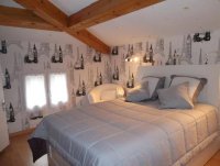 Chambre familiale "Le Ch&ecirc;ne Li&egrave;ge", 2&egrave;me pi&egrave;ce : 1 personne. &copy; G&icirc;tes de France