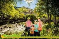 Au bord de la rivi&egrave;re &agrave; v&eacute;lo avec les enfants &copy; Cigale Aventure Herv&eacute; Leclair Asph&eacute;ries