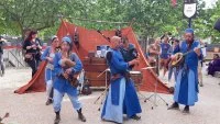F&ecirc;te m&eacute;di&eacute;vale &agrave; St Mathieu de Tr&eacute;viers  &copy; Murielle Sanz