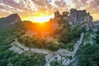 Le Pic Saint-Loup par le Ch&acirc;teau de Montferrand &copy; R&eacute;gis Domergue