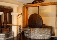 Le Musée et son moulin en pierre © Vialla