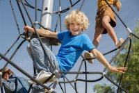 children-climbing-rope-together-close-up ©freepik